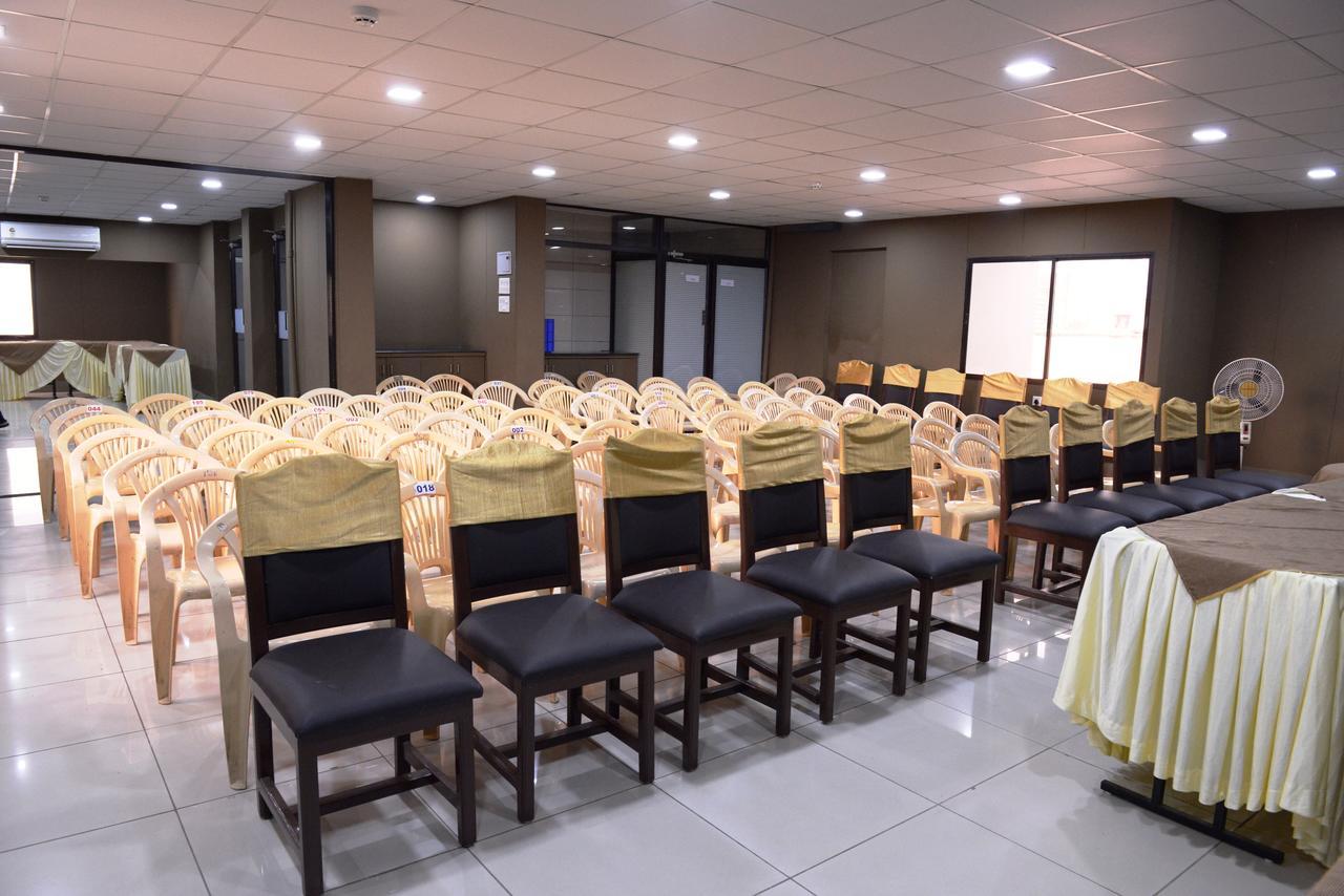 Hotel Palm View Residency Вадодара Экстерьер фото