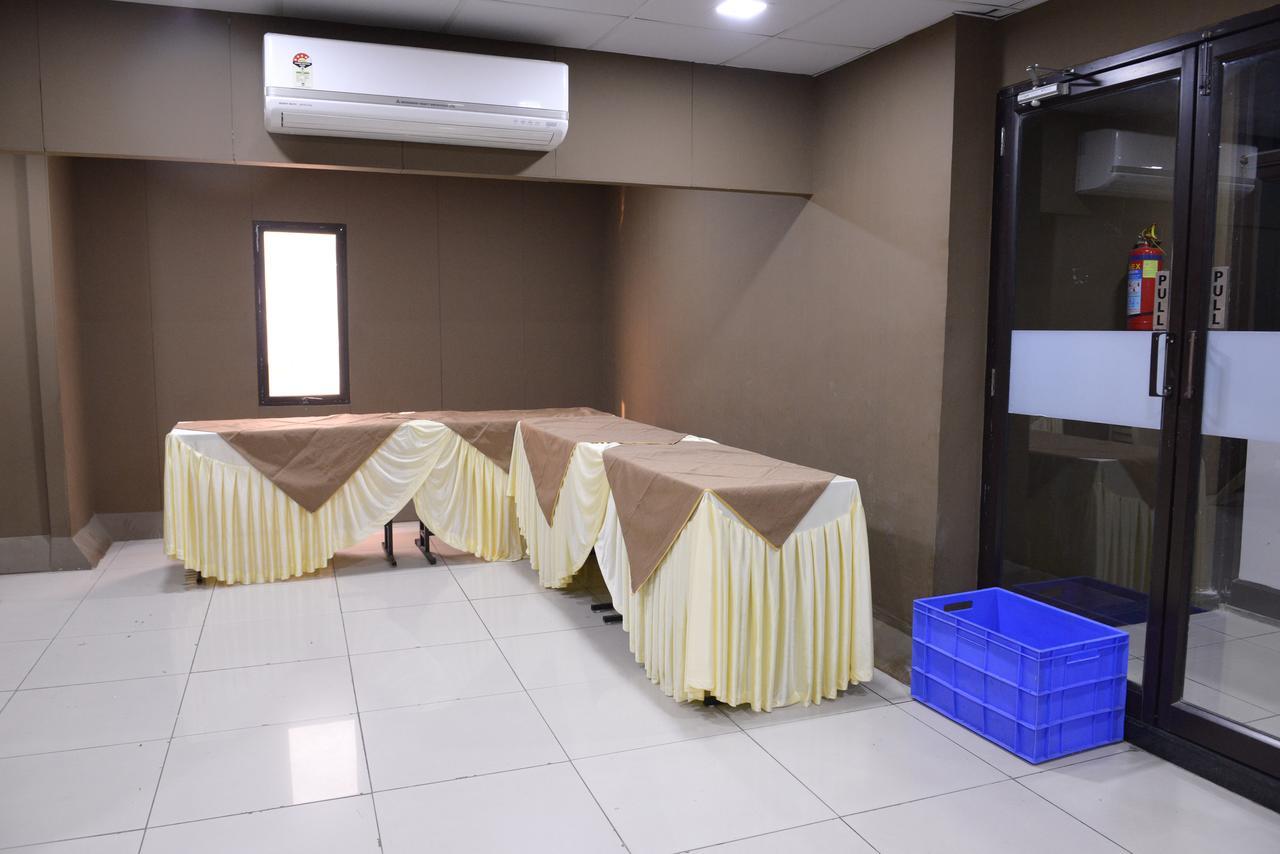 Hotel Palm View Residency Вадодара Экстерьер фото